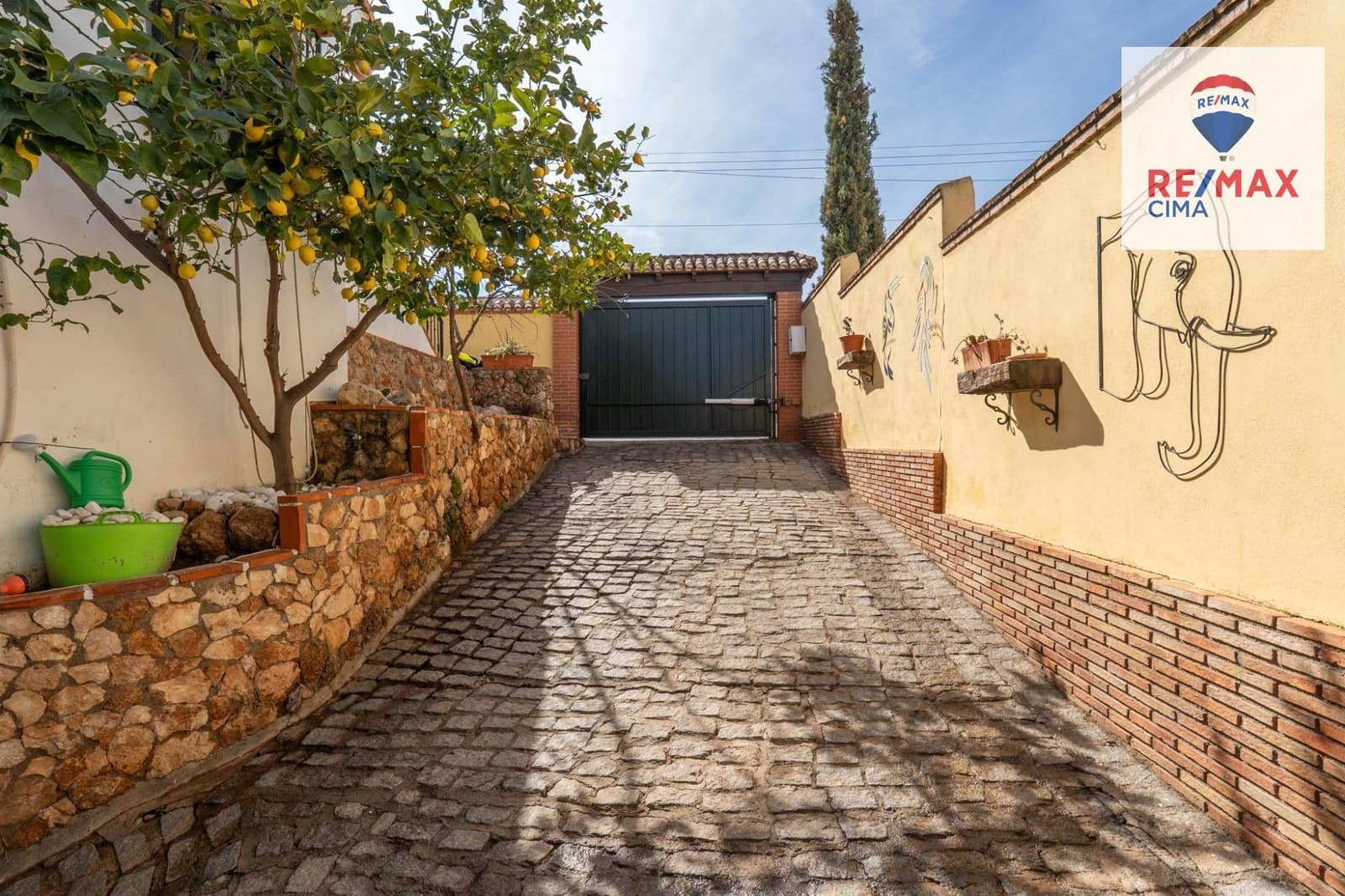 6 bedroom Villa for sale in Otura with pool garage - € 399,000 (Ref: 9786986)