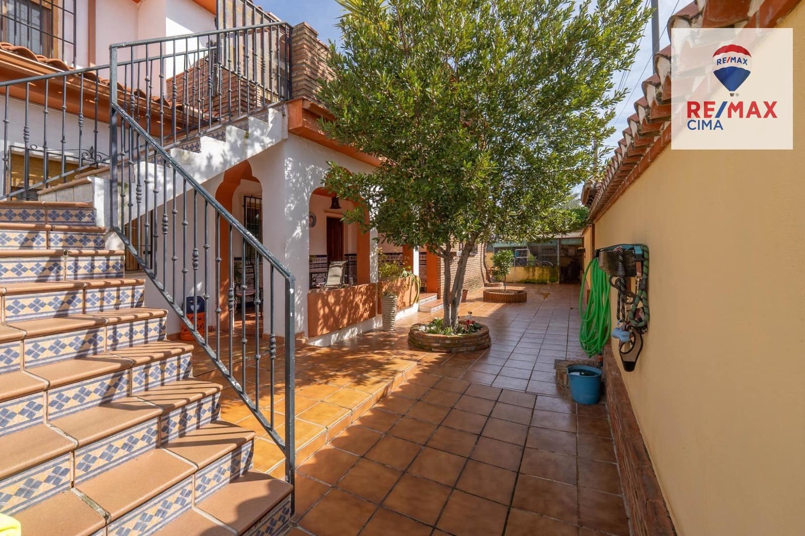 6 bedroom Villa for sale in Otura with pool garage - € 399,000 (Ref: 9786986)