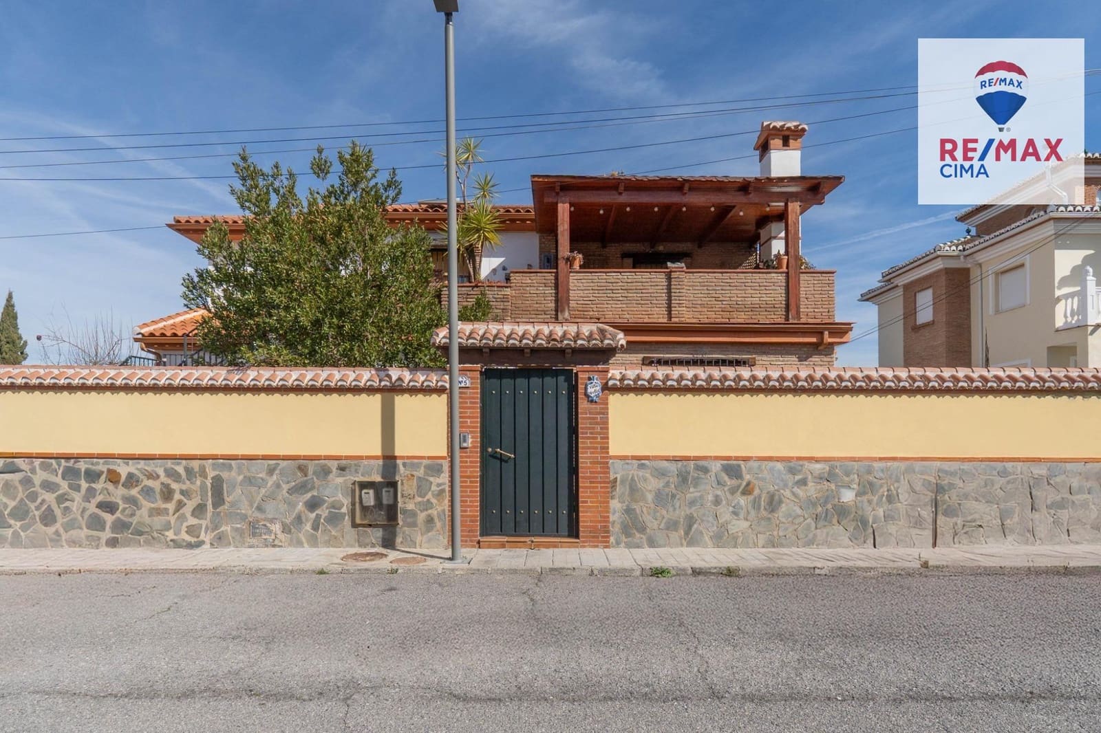 6 bedroom Villa for sale in Otura with pool garage - € 399,000 (Ref: 9786986)