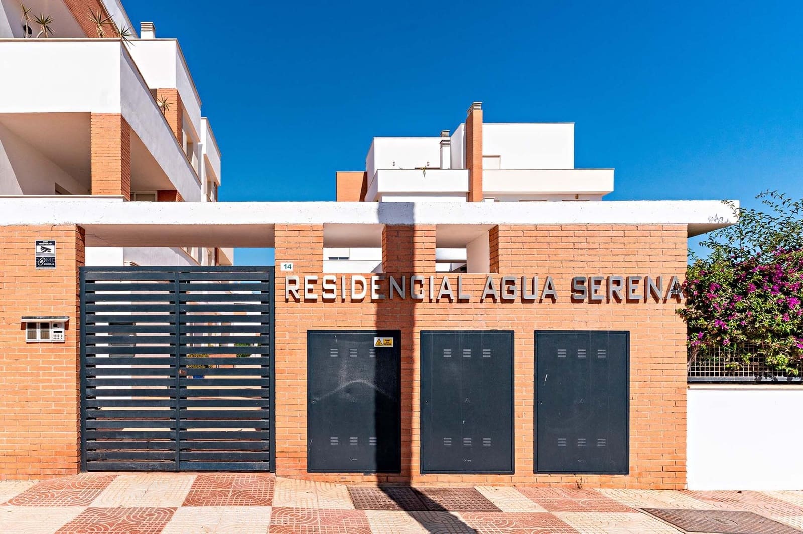 2 makuuhuone Ranta-asunto myytävänä paikassa Roquetas de Mar mukana uima-altaan 
autotalli - 265 000 € (Ref: 9791256)