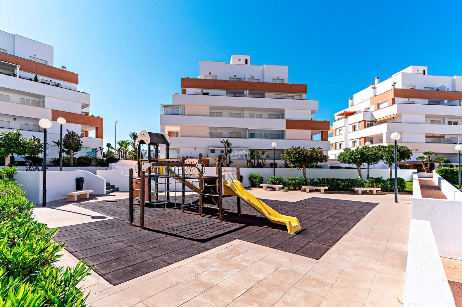 2 makuuhuone Ranta-asunto myytävänä paikassa Roquetas de Mar mukana uima-altaan 
autotalli - 265 000 € (Ref: 9791256)