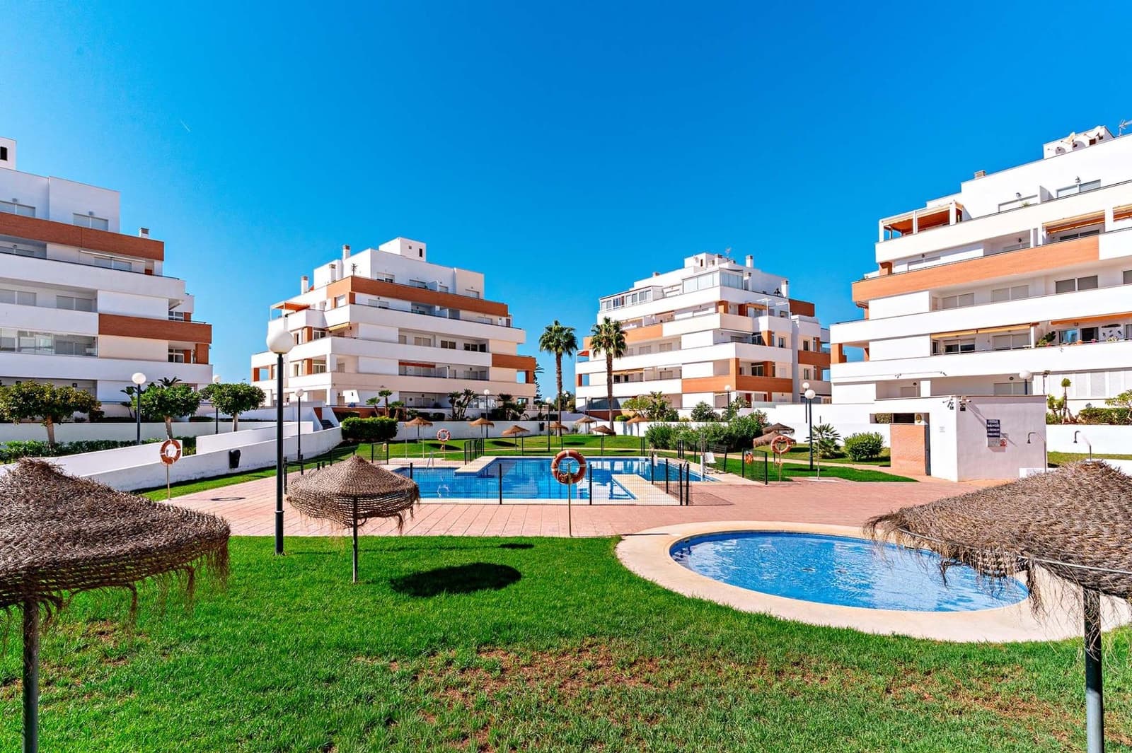 2 makuuhuone Ranta-asunto myytävänä paikassa Roquetas de Mar mukana uima-altaan 
autotalli - 265 000 € (Ref: 9791256)