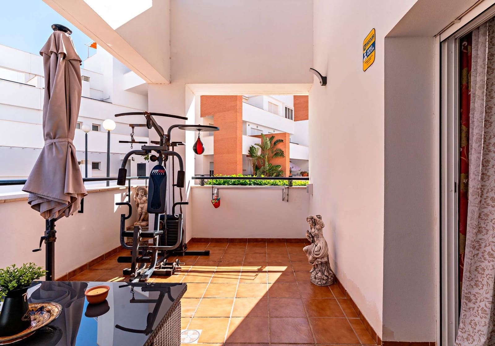 2 makuuhuone Ranta-asunto myytävänä paikassa Roquetas de Mar mukana uima-altaan 
autotalli - 265 000 € (Ref: 9791256)