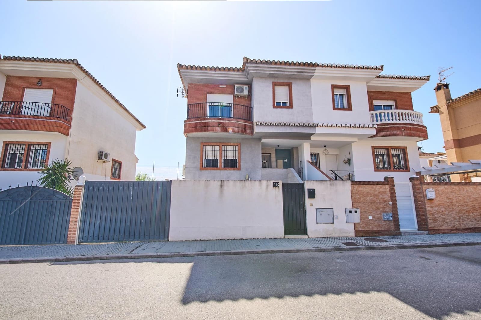 4 chambre Villa/Maison Semi-Mitoyenne à vendre à Las Gabias avec piscine - 279 900 € (Ref: 9799465)