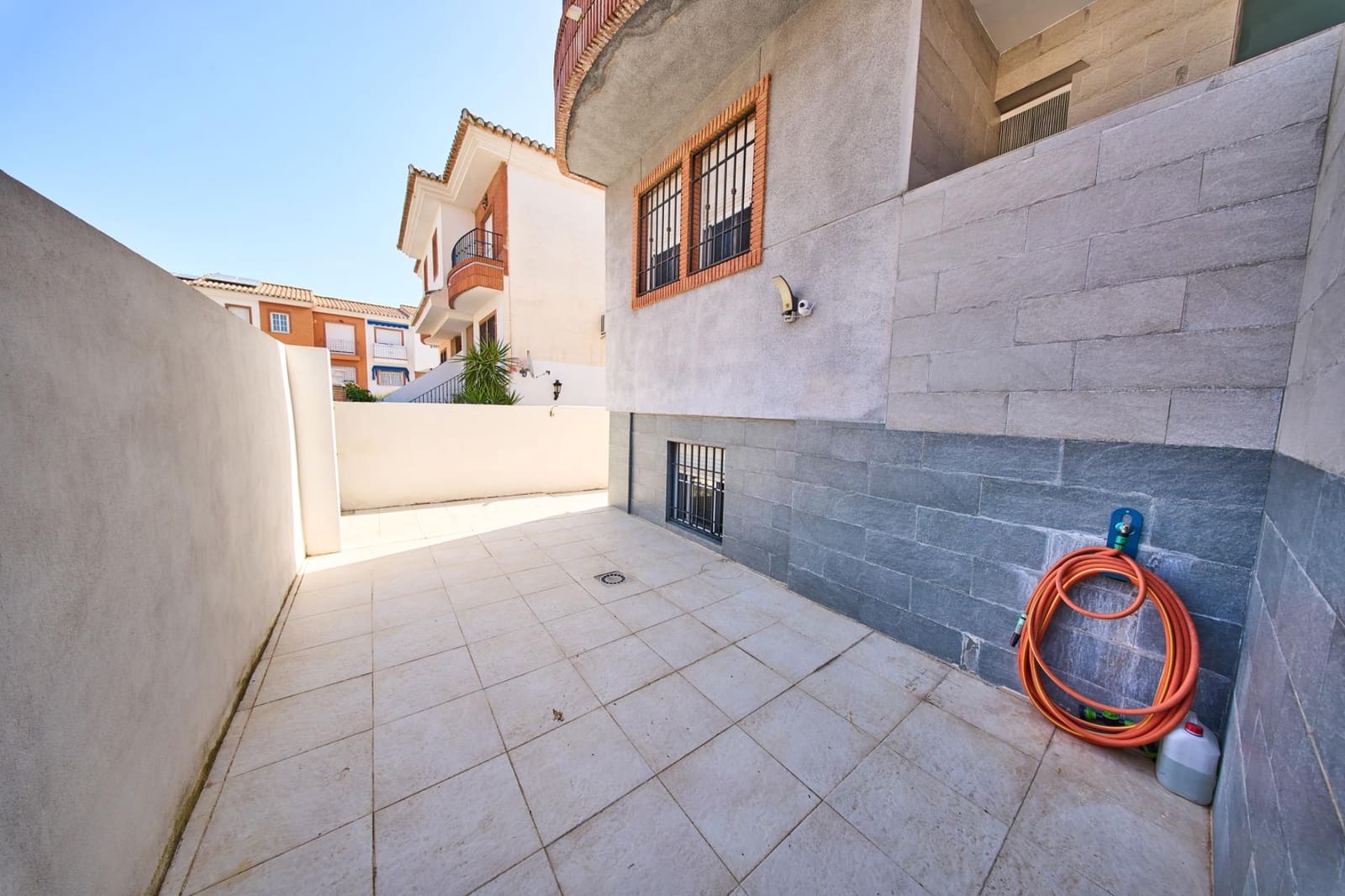 4 chambre Villa/Maison Semi-Mitoyenne à vendre à Las Gabias avec piscine - 279 900 € (Ref: 9799465)