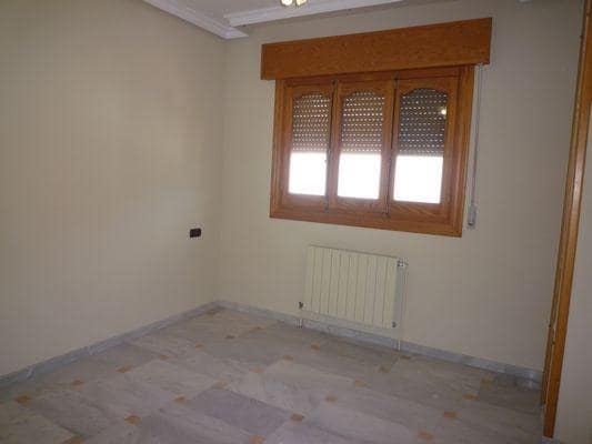 4 bedroom Flat for rent in Padul - € 700 (Ref: 9804543)