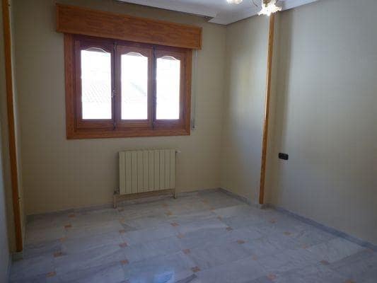 4 bedroom Flat for rent in Padul - € 700 (Ref: 9804543)