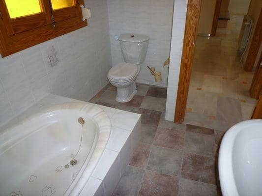 4 bedroom Flat for rent in Padul - € 700 (Ref: 9804543)