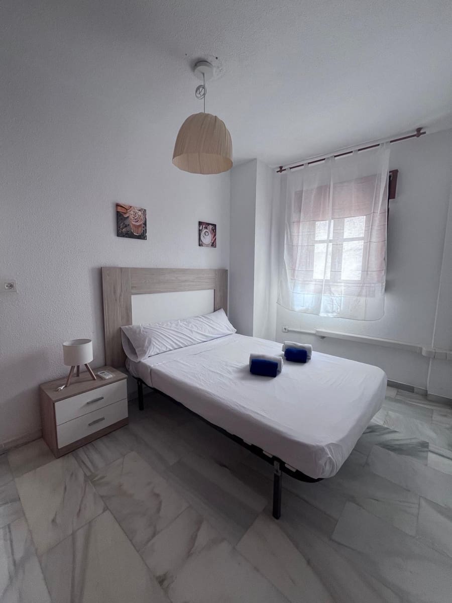 Ático de 2 habitaciones en Granada ciudad en alquiler - 875 € (Ref: 9808182)