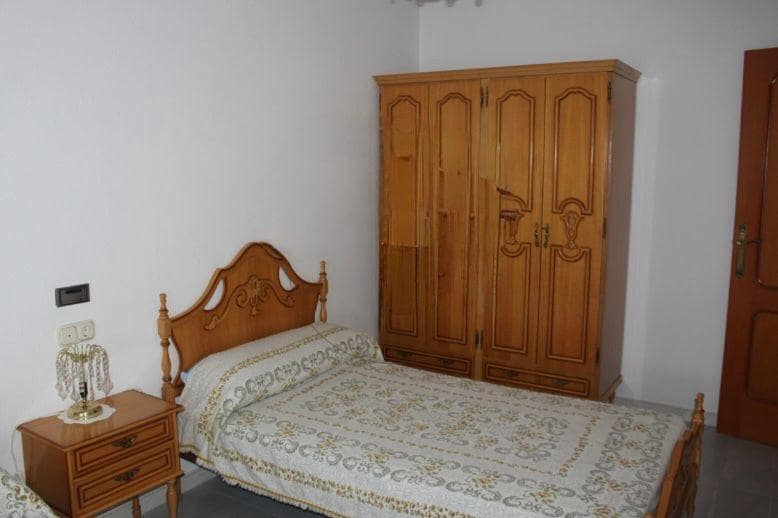 4 bedroom Villa for sale in Yator with garage - € 145,000 (Ref: 9822806)