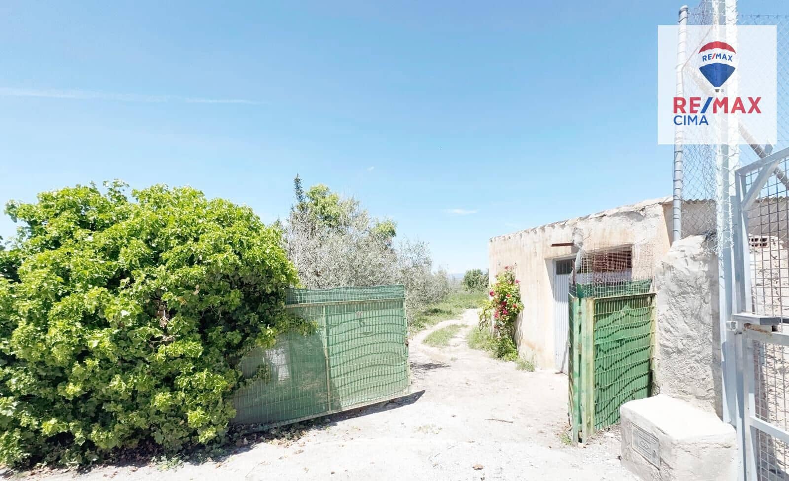 6 bedroom Finca/Country House for sale in Zujar - € 75,000 (Ref: 9822807)