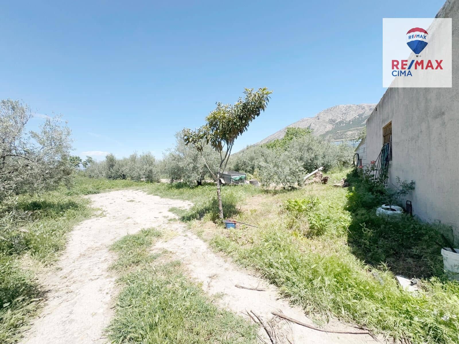 6 bedroom Finca/Country House for sale in Zujar - € 75,000 (Ref: 9822807)