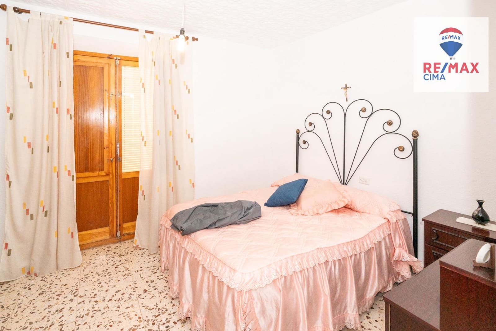 6 bedroom Finca/Country House for sale in Zujar - € 75,000 (Ref: 9822807)