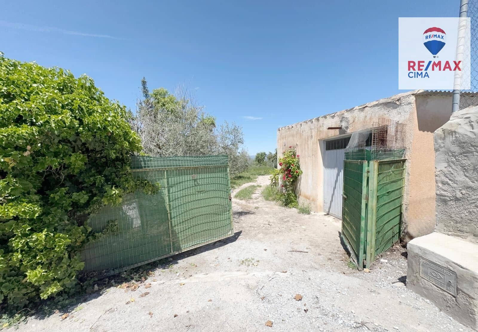 6 bedroom Finca/Country House for sale in Zujar - € 75,000 (Ref: 9822807)