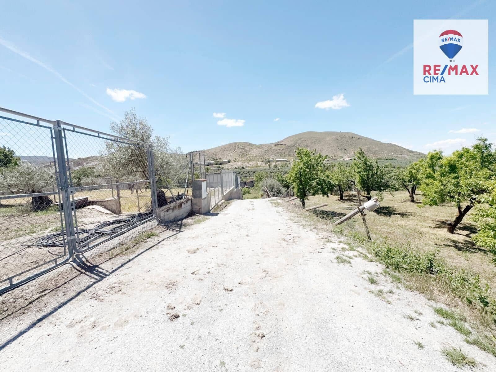 6 bedroom Finca/Country House for sale in Zujar - € 75,000 (Ref: 9822807)