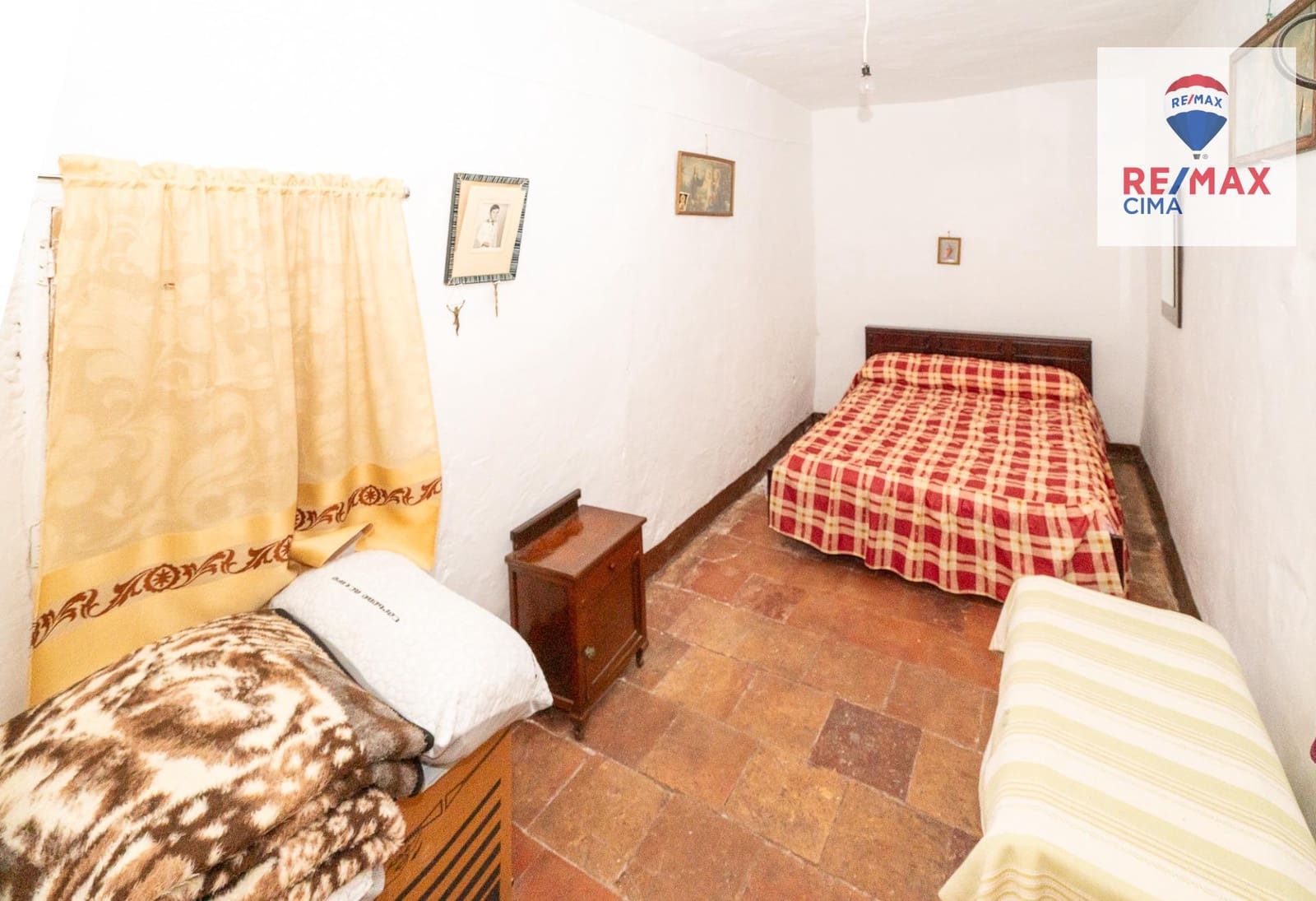 6 bedroom Finca/Country House for sale in Zujar - € 75,000 (Ref: 9822807)