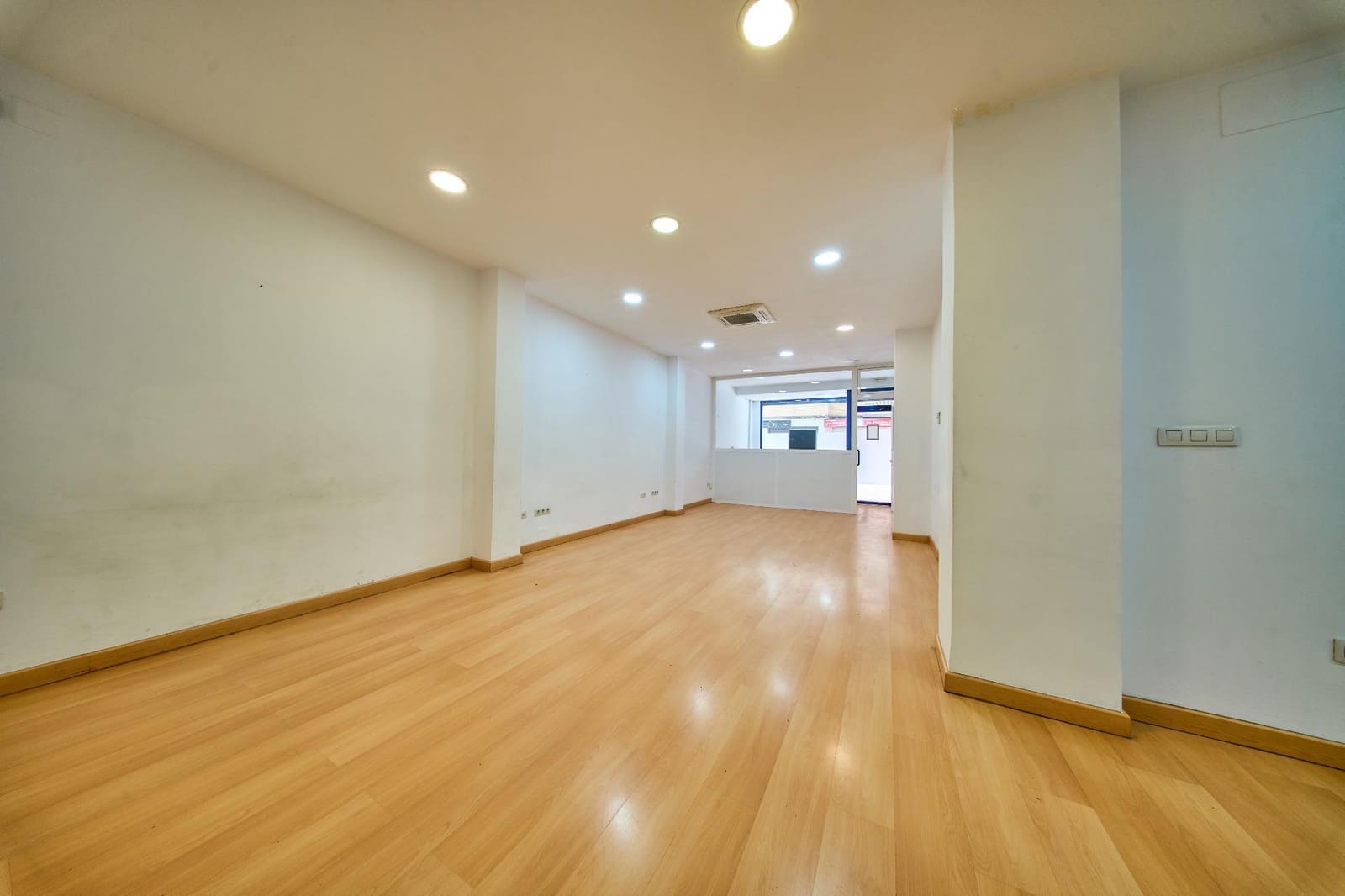 Commercial for rent in Granada city - € 900 (Ref: 9827143)