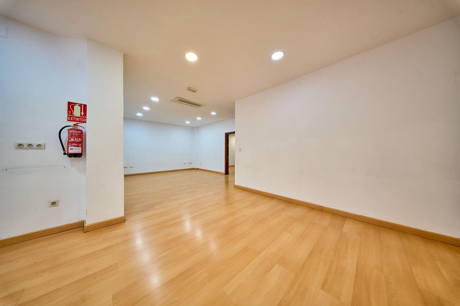 Commercial for rent in Granada city - € 900 (Ref: 9827143)