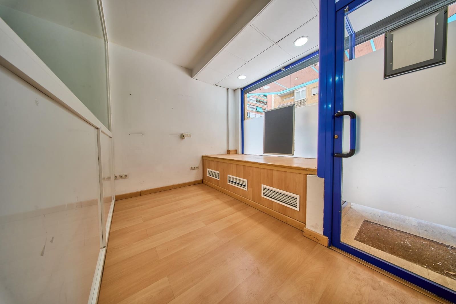 Commercial for rent in Granada city - € 900 (Ref: 9827143)