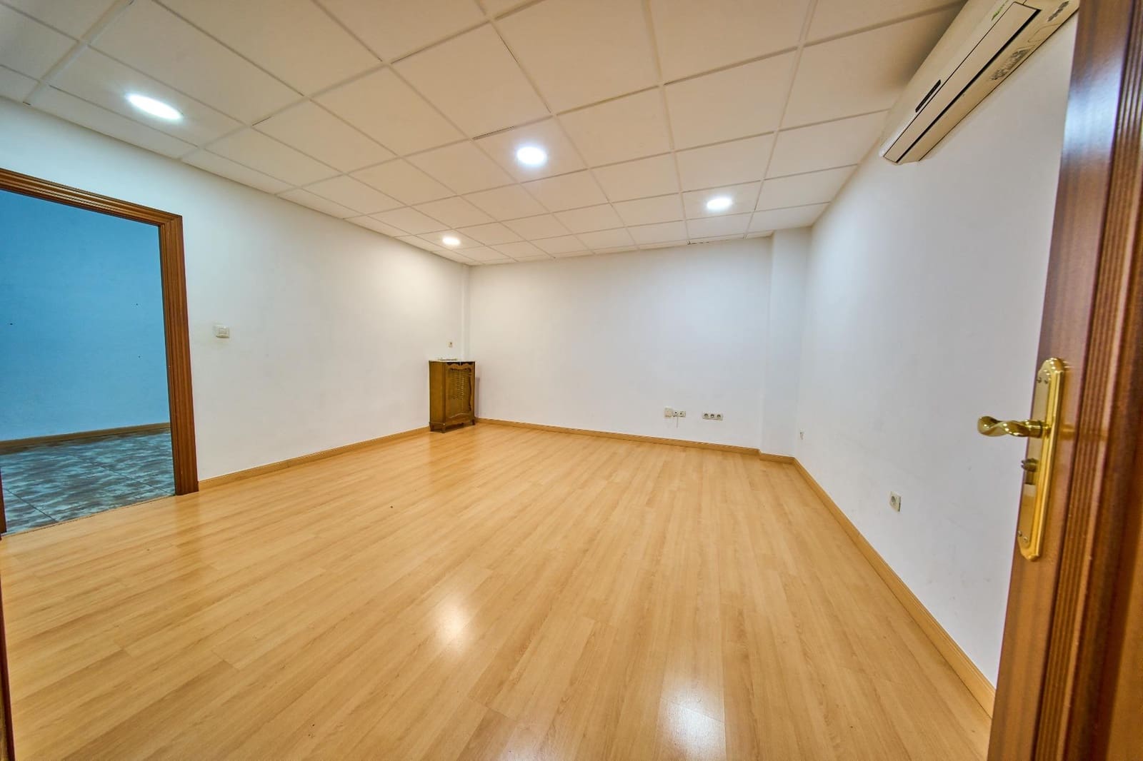 Commercial for rent in Granada city - € 900 (Ref: 9827143)