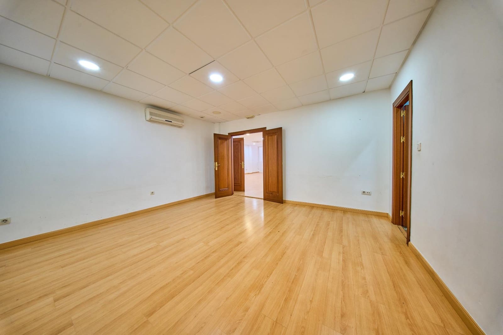 Commercial for rent in Granada city - € 900 (Ref: 9827143)