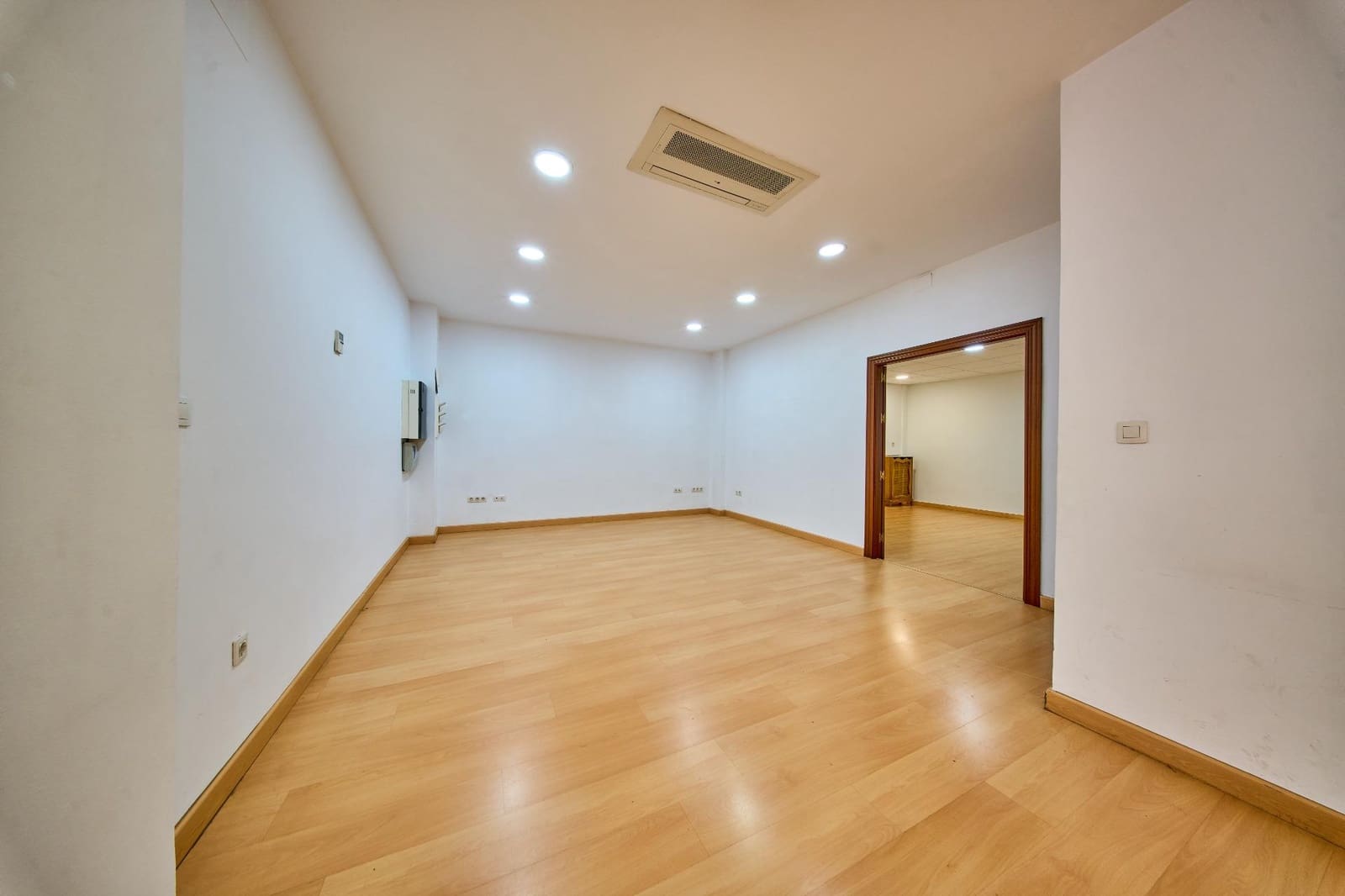 Commercial for rent in Granada city - € 900 (Ref: 9827143)