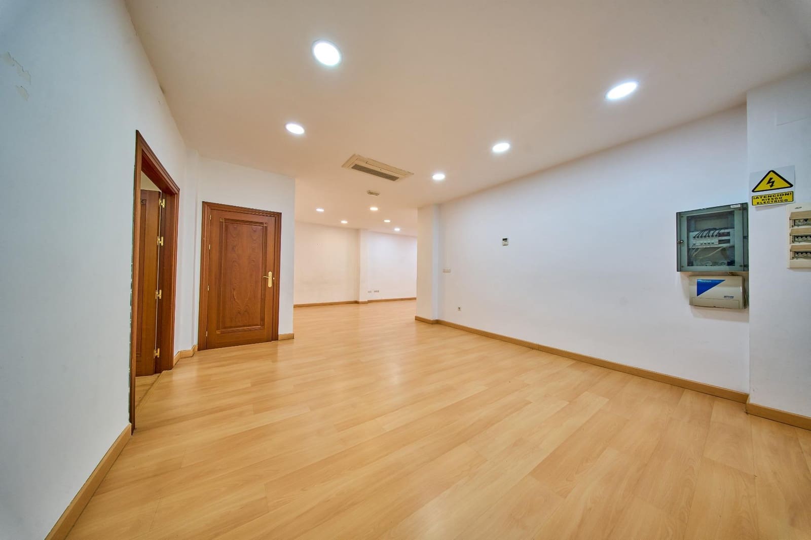 Commercial for rent in Granada city - € 900 (Ref: 9827143)