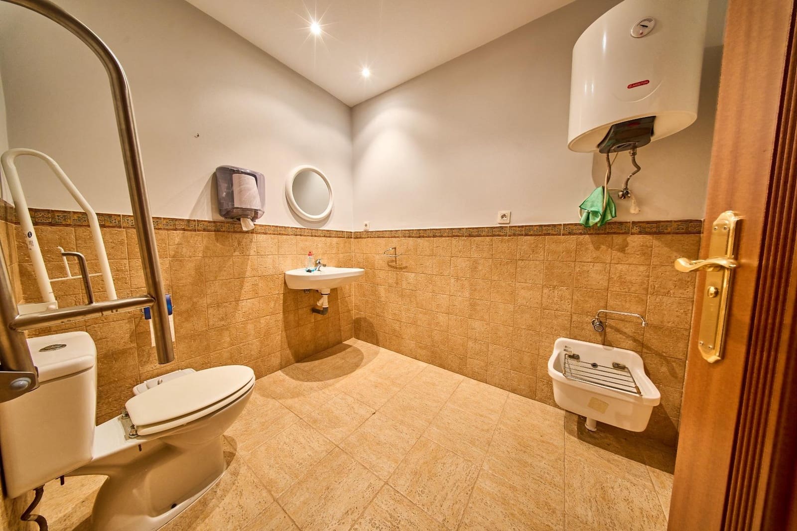 Commercial for rent in Granada city - € 900 (Ref: 9827143)