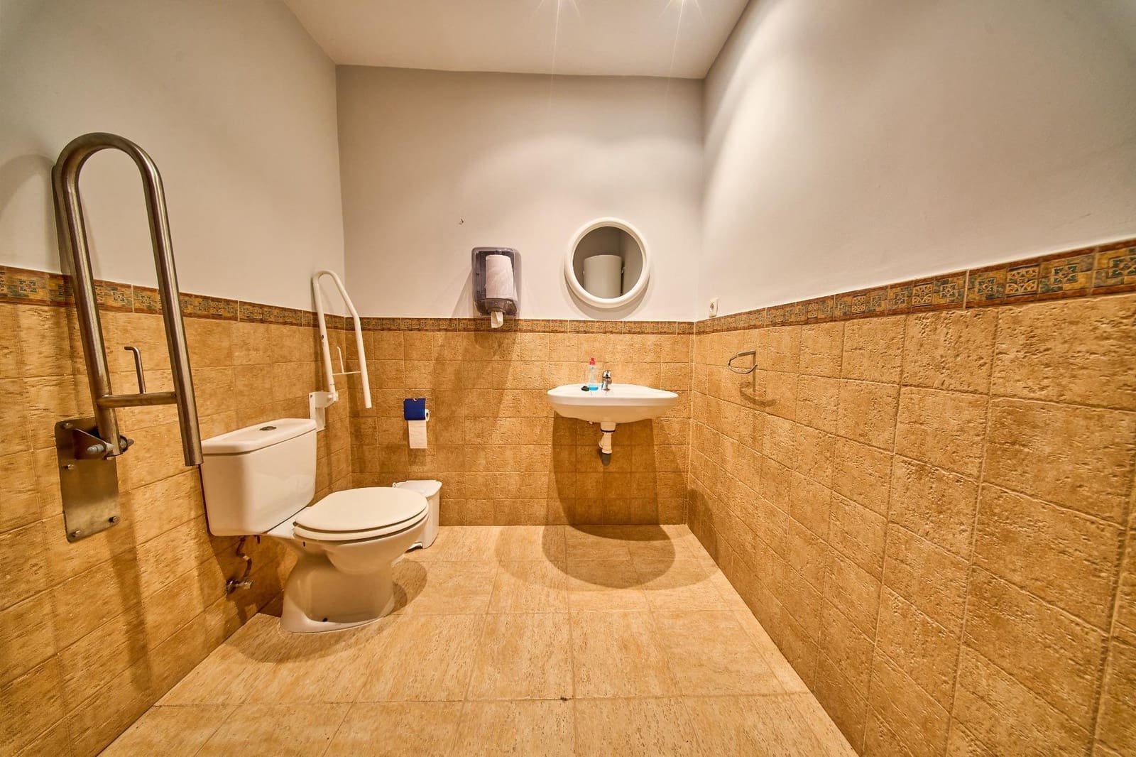 Commercial for rent in Granada city - € 900 (Ref: 9827143)