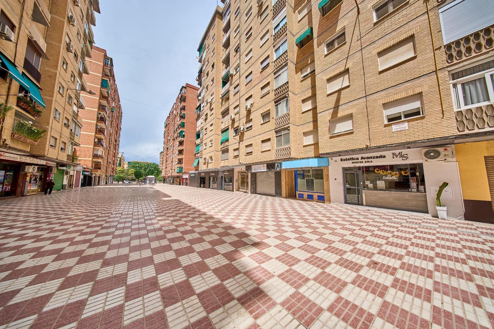 Commercial for rent in Granada city - € 900 (Ref: 9827143)
