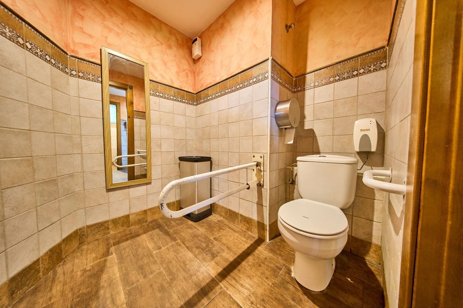 Local Comercial en Granada ciudad en venta - 235.000 € (Ref: 9836568)