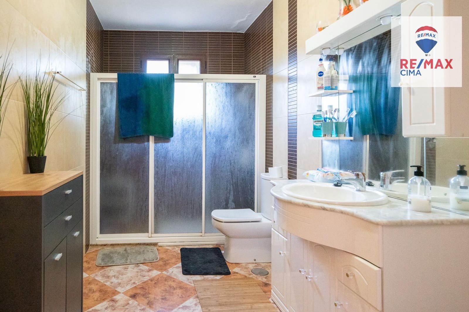 3 bedroom Villa for sale in Baza with garage - € 279,000 (Ref: 9839517)