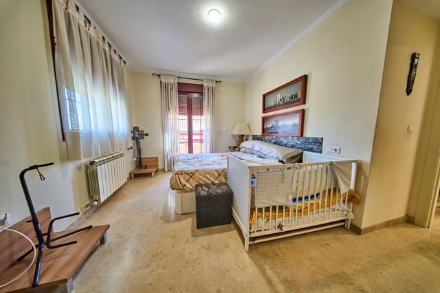 6 soveværelse Semi-Rækkehus til salg i Ogíjares med swimmingpool garage - € 390.000 (Ref: 9839518)