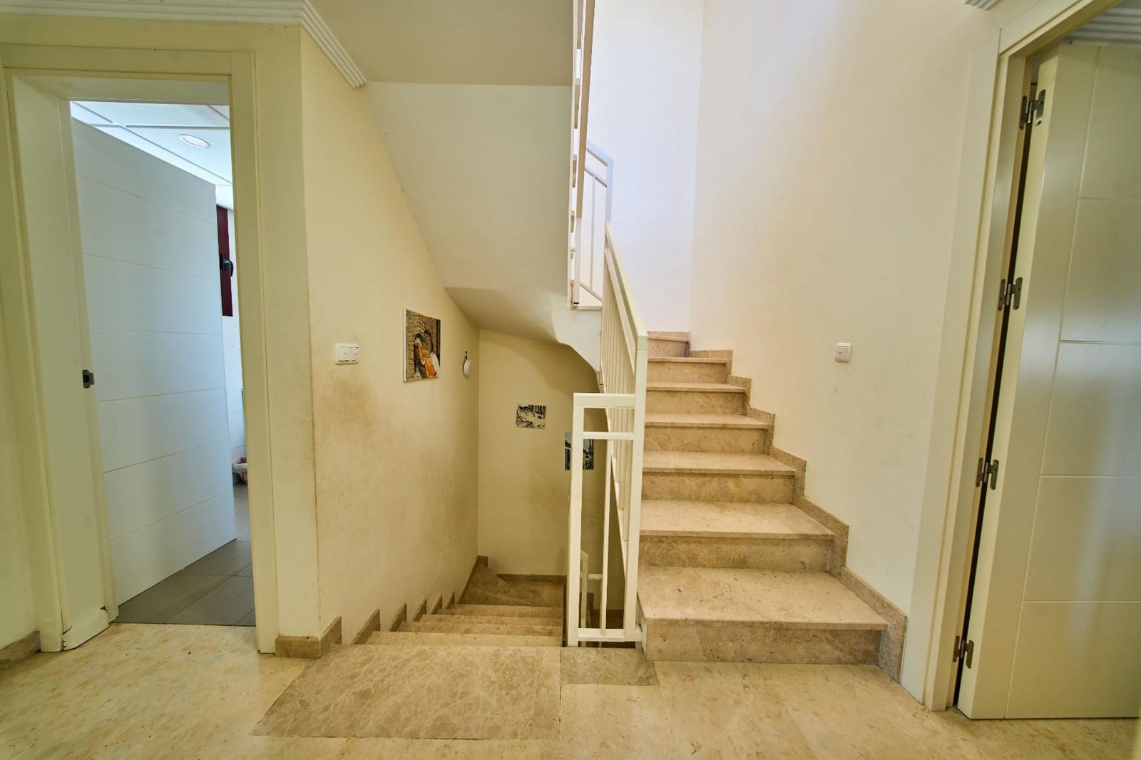 6 bedroom Semi-detached Villa for sale in Ogijares with pool garage - € 390,000 (Ref: 9839518)