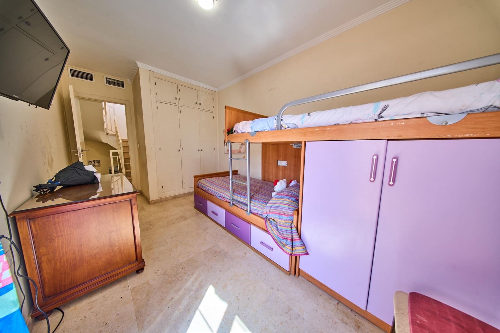 6 bedroom Semi-detached Villa for sale in Ogijares with pool garage - € 390,000 (Ref: 9839518)
