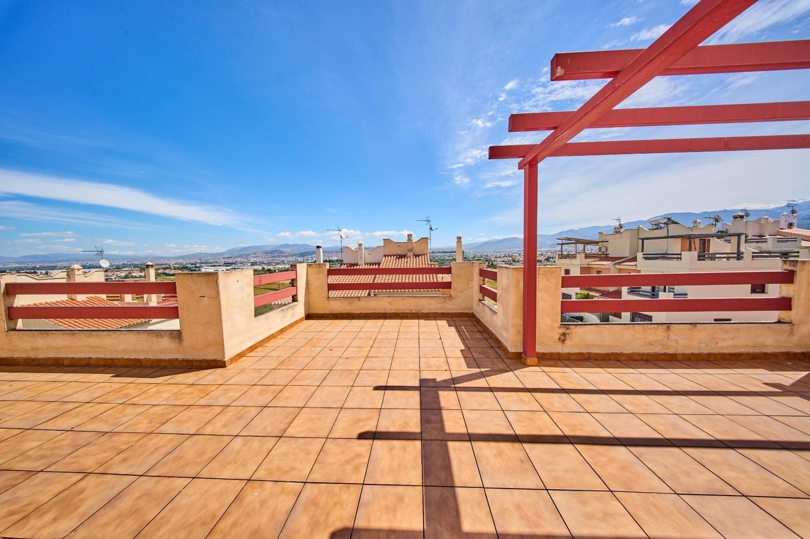 6 bedroom Semi-detached Villa for sale in Ogijares with pool garage - € 390,000 (Ref: 9839518)