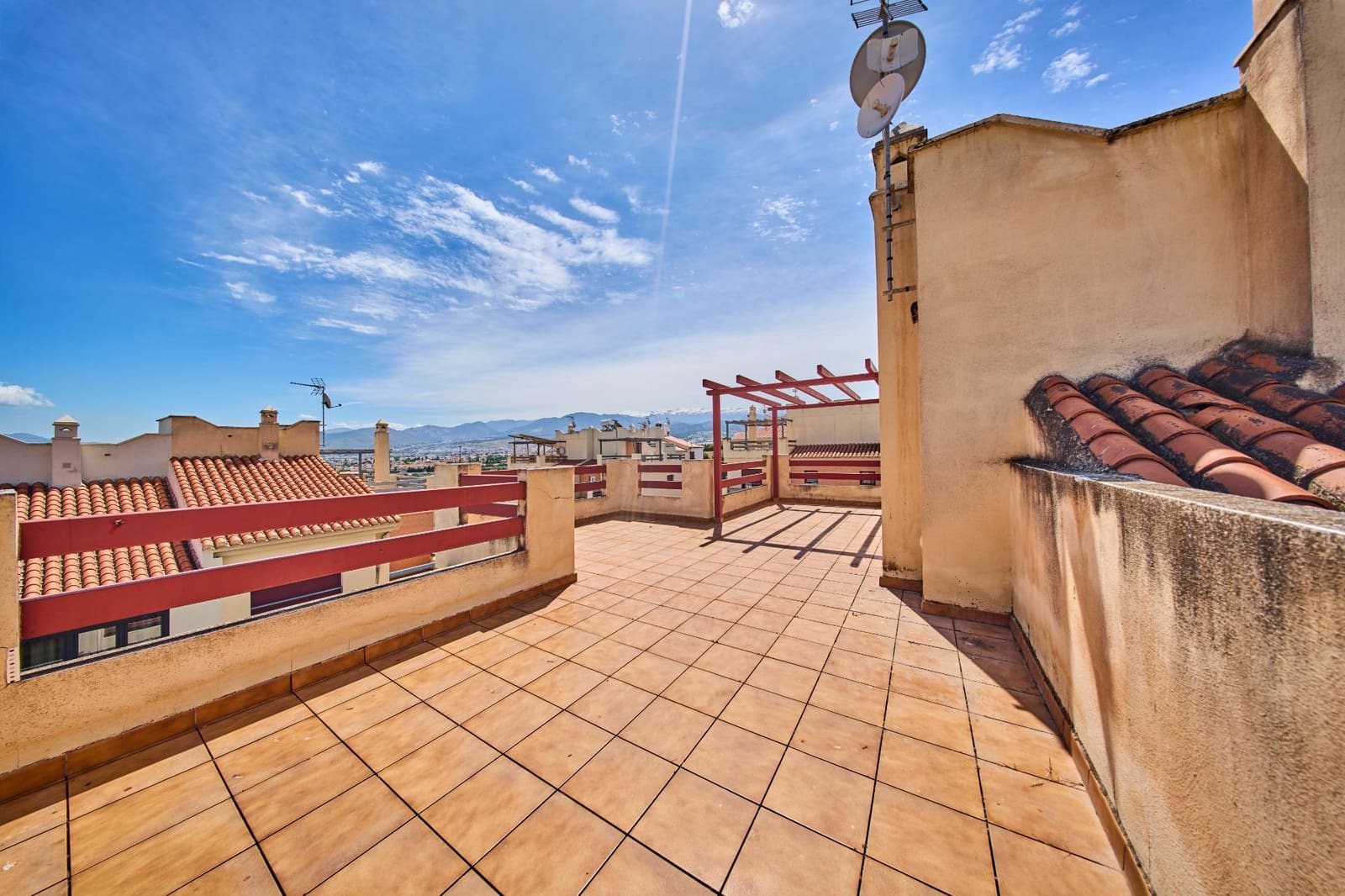 6 bedroom Semi-detached Villa for sale in Ogijares with pool garage - € 390,000 (Ref: 9839518)