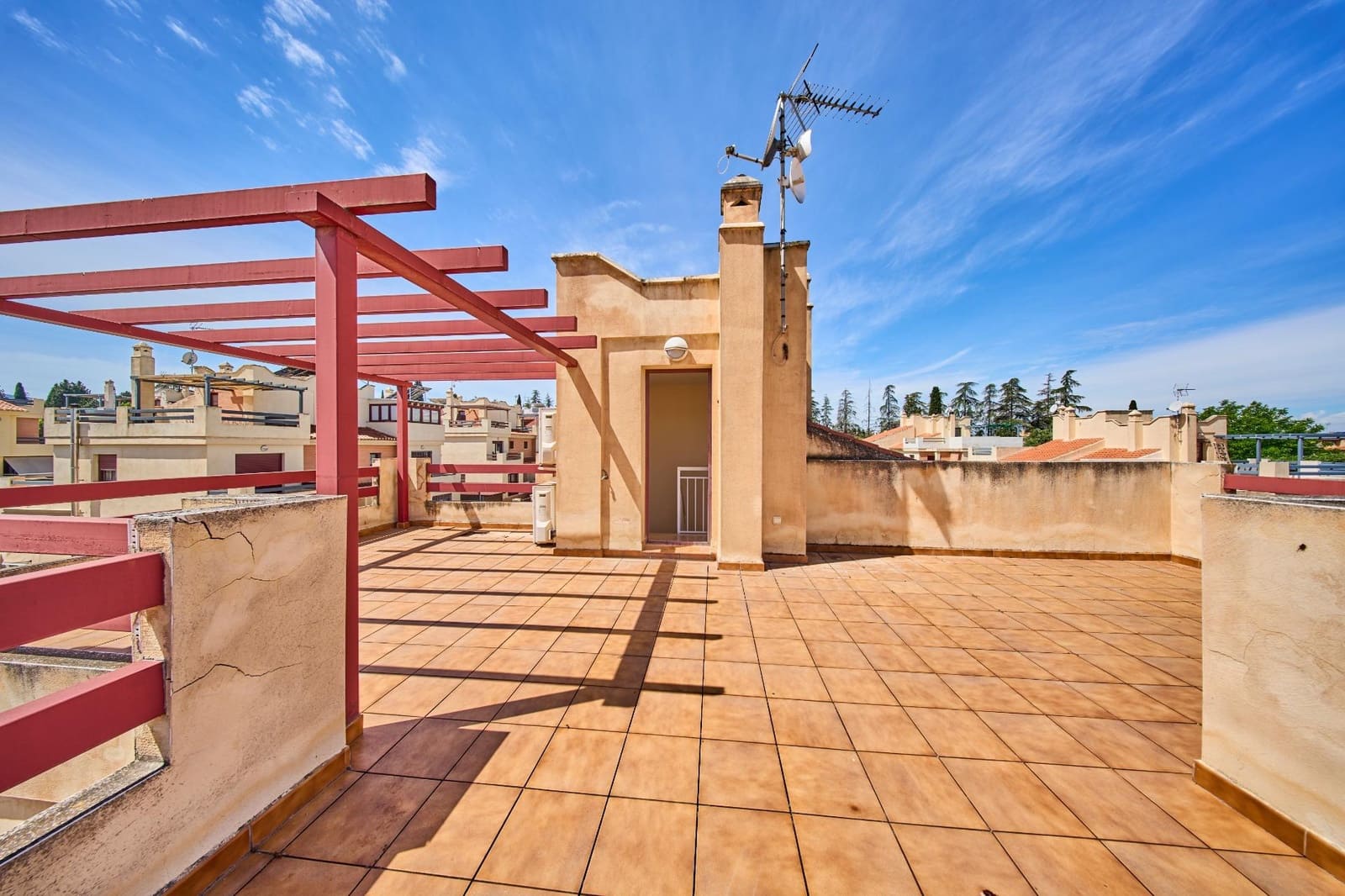 6 bedroom Semi-detached Villa for sale in Ogijares with pool garage - € 390,000 (Ref: 9839518)