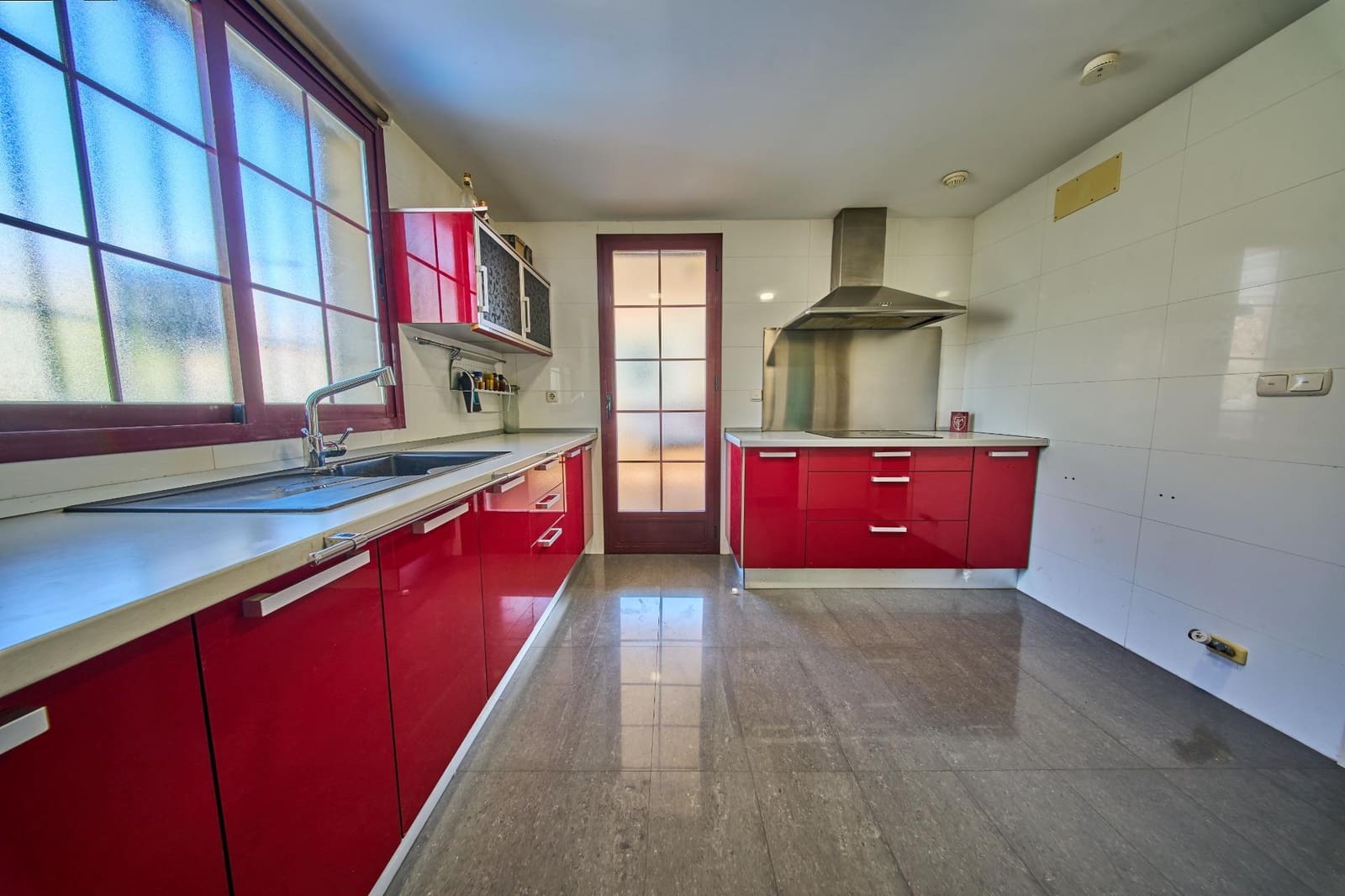 6 bedroom Semi-detached Villa for sale in Ogijares with pool garage - € 390,000 (Ref: 9839518)