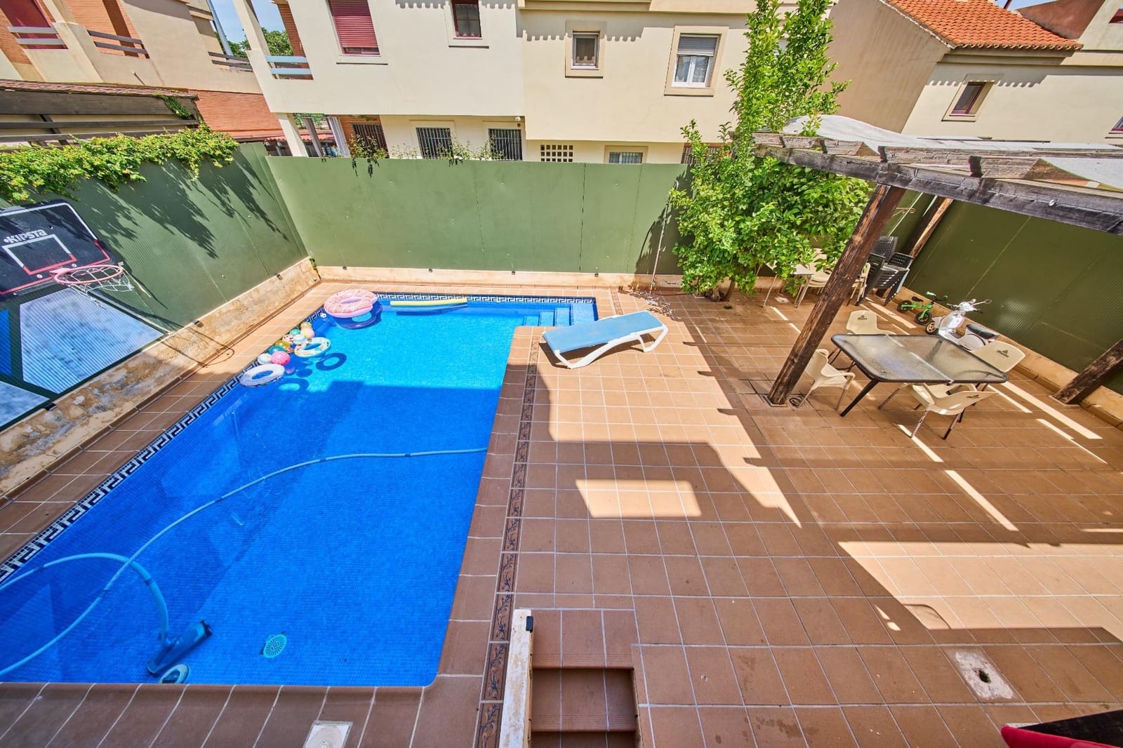 6 bedroom Semi-detached Villa for sale in Ogijares with pool garage - € 390,000 (Ref: 9839518)