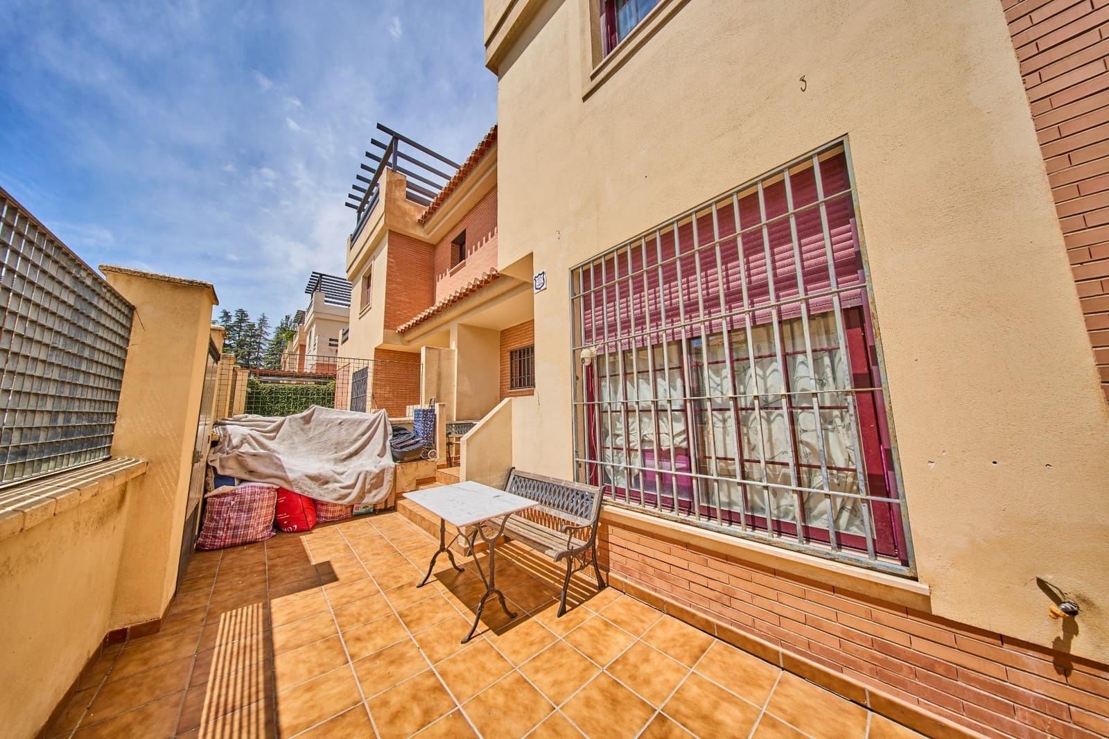 6 bedroom Semi-detached Villa for sale in Ogijares with pool garage - € 390,000 (Ref: 9839518)