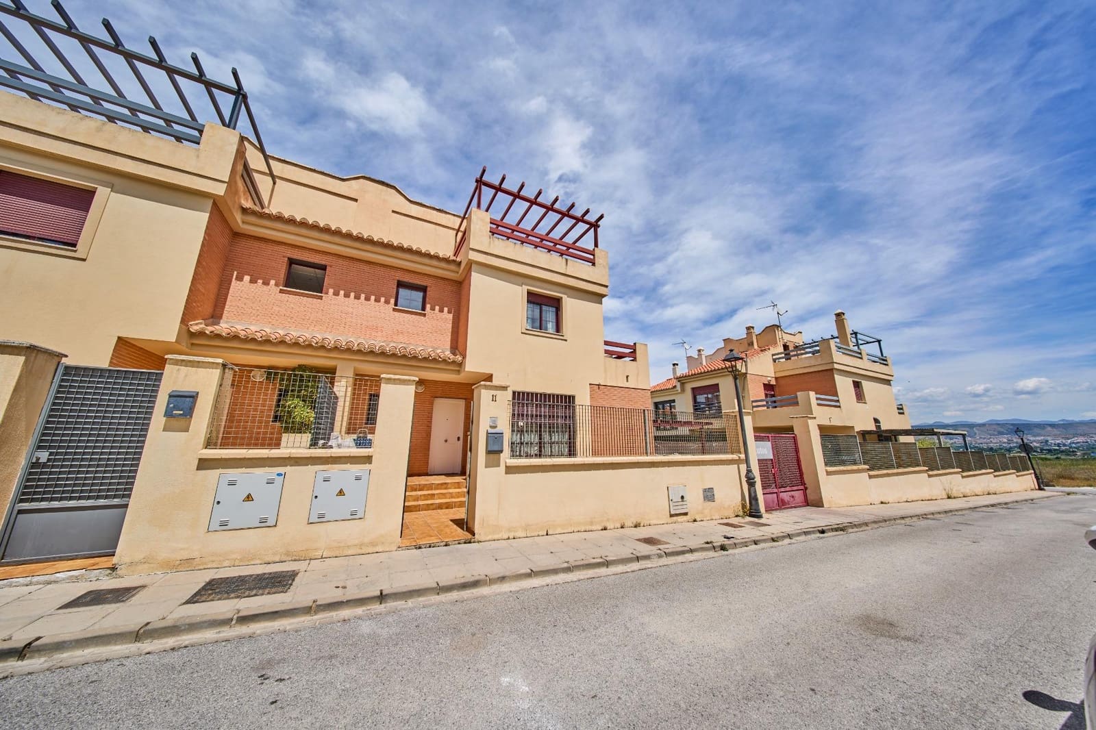 6 bedroom Semi-detached Villa for sale in Ogijares with pool garage - € 390,000 (Ref: 9839518)