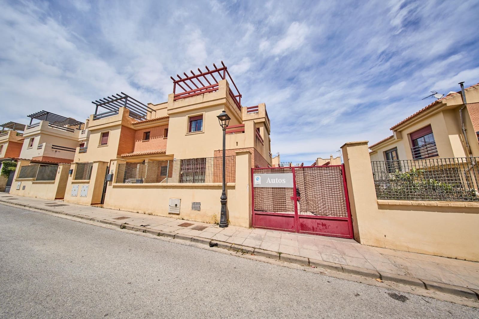 6 bedroom Semi-detached Villa for sale in Ogijares with pool garage - € 390,000 (Ref: 9839518)