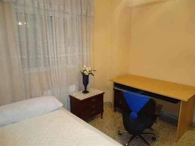 Piso de 3 habitaciones en Granada ciudad en alquiler - 1.000 € (Ref: 9860285)