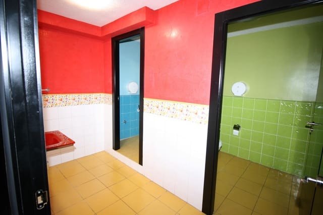 Erhverv til leje i Centro, Granada by - € 2.200 (Ref: 9862043)