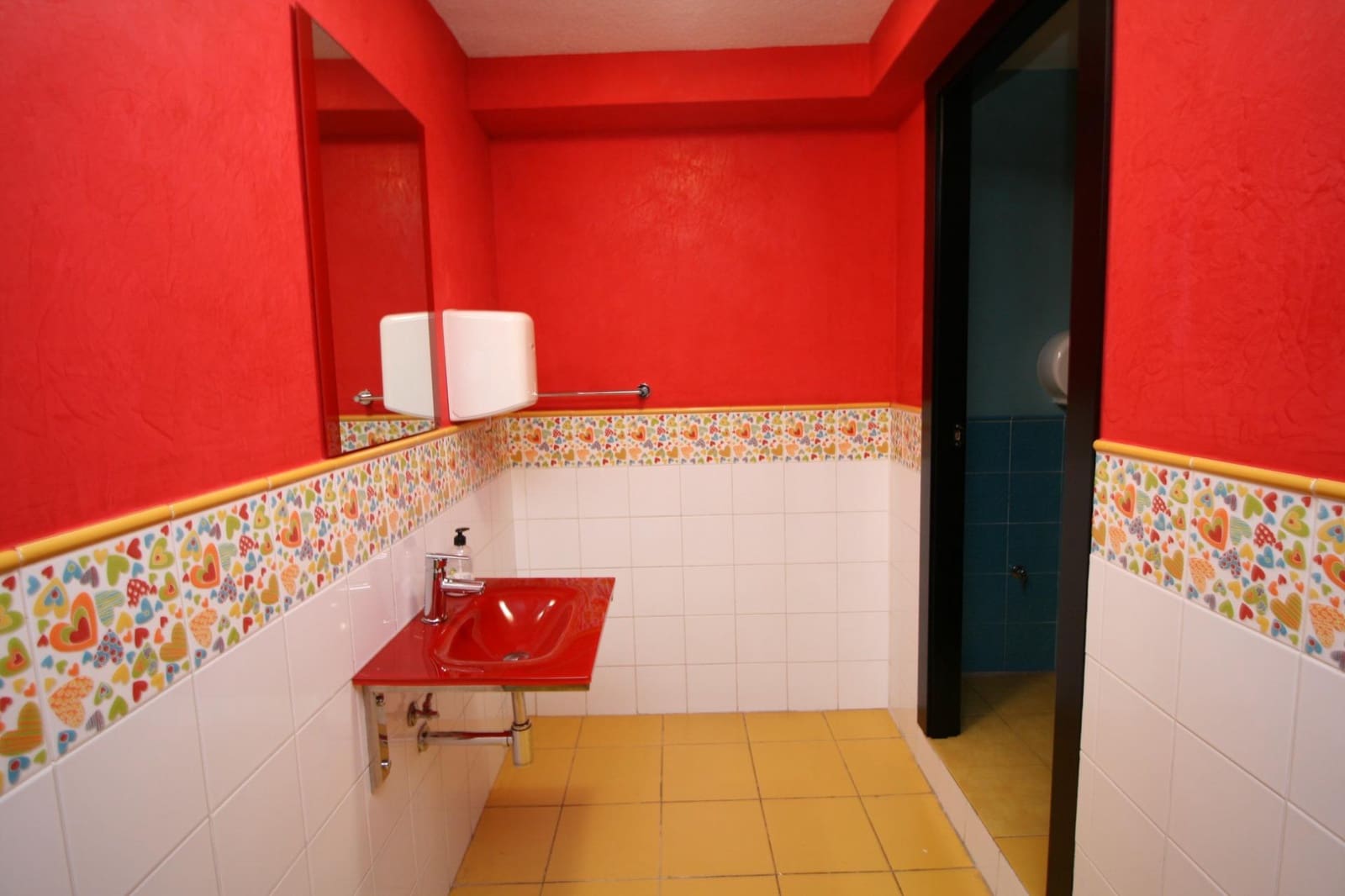 Commercial for rent in Granada city - € 2,200 (Ref: 9862043)
