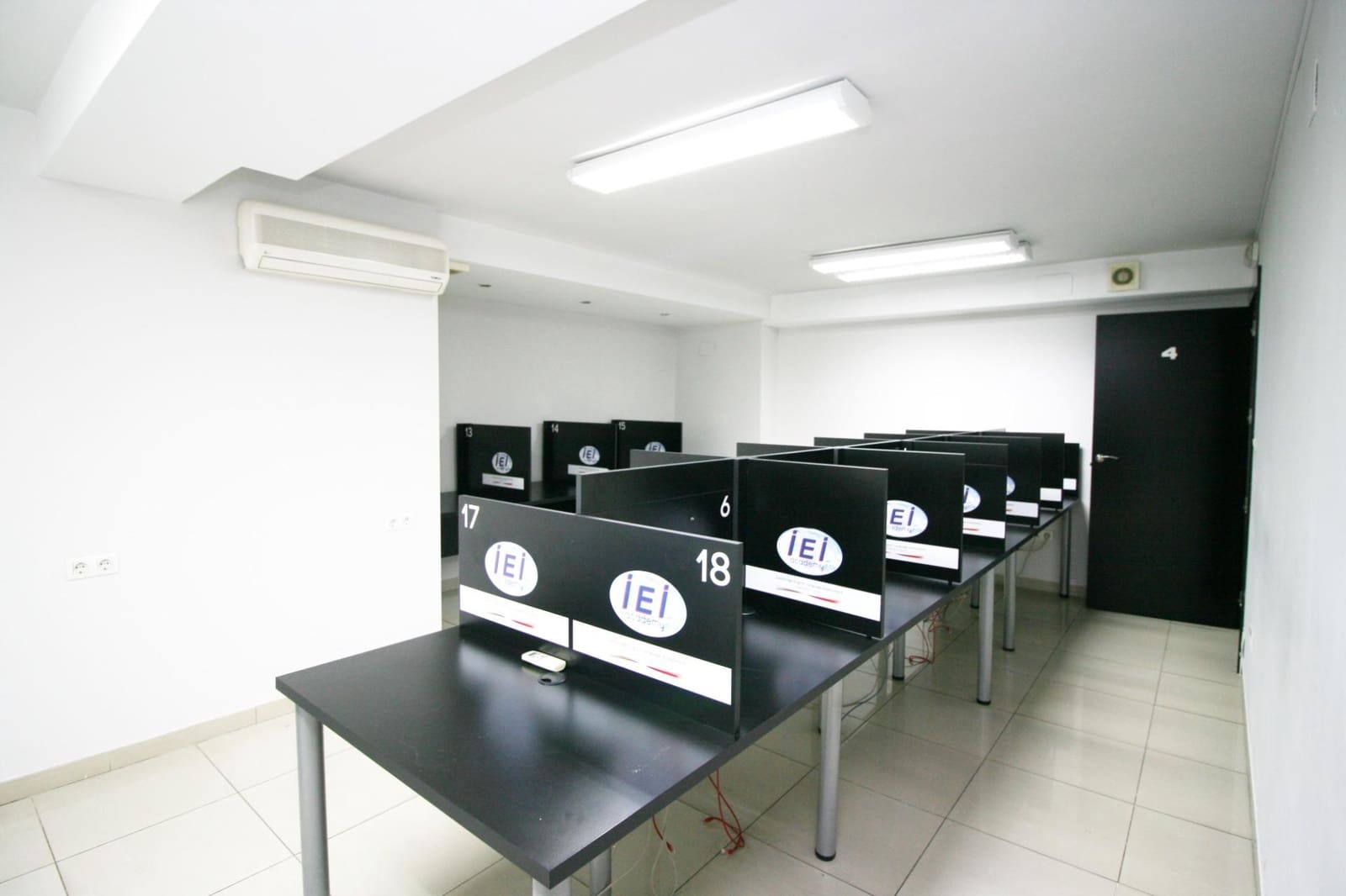 Commercial for rent in Granada city - € 2,200 (Ref: 9862043)