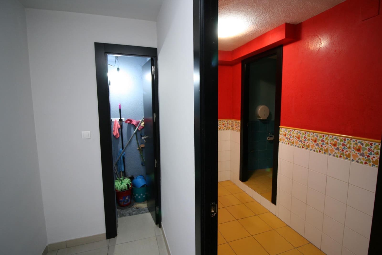 Commercial for rent in Granada city - € 2,200 (Ref: 9862043)