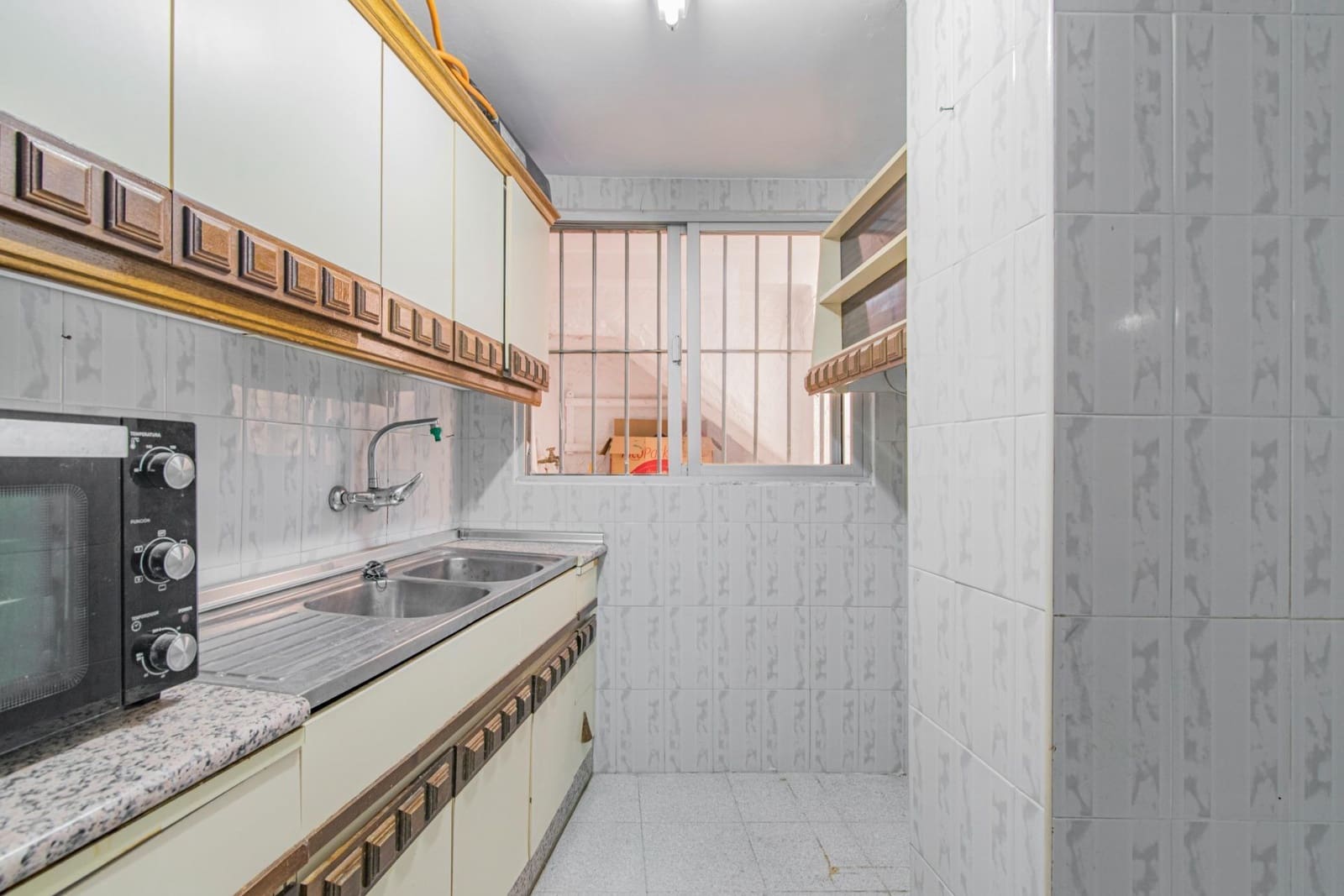 3 slaapkamer Halfvrijstaande villa te koop in Pinos Puente - € 64.900 (Ref: 9868818)