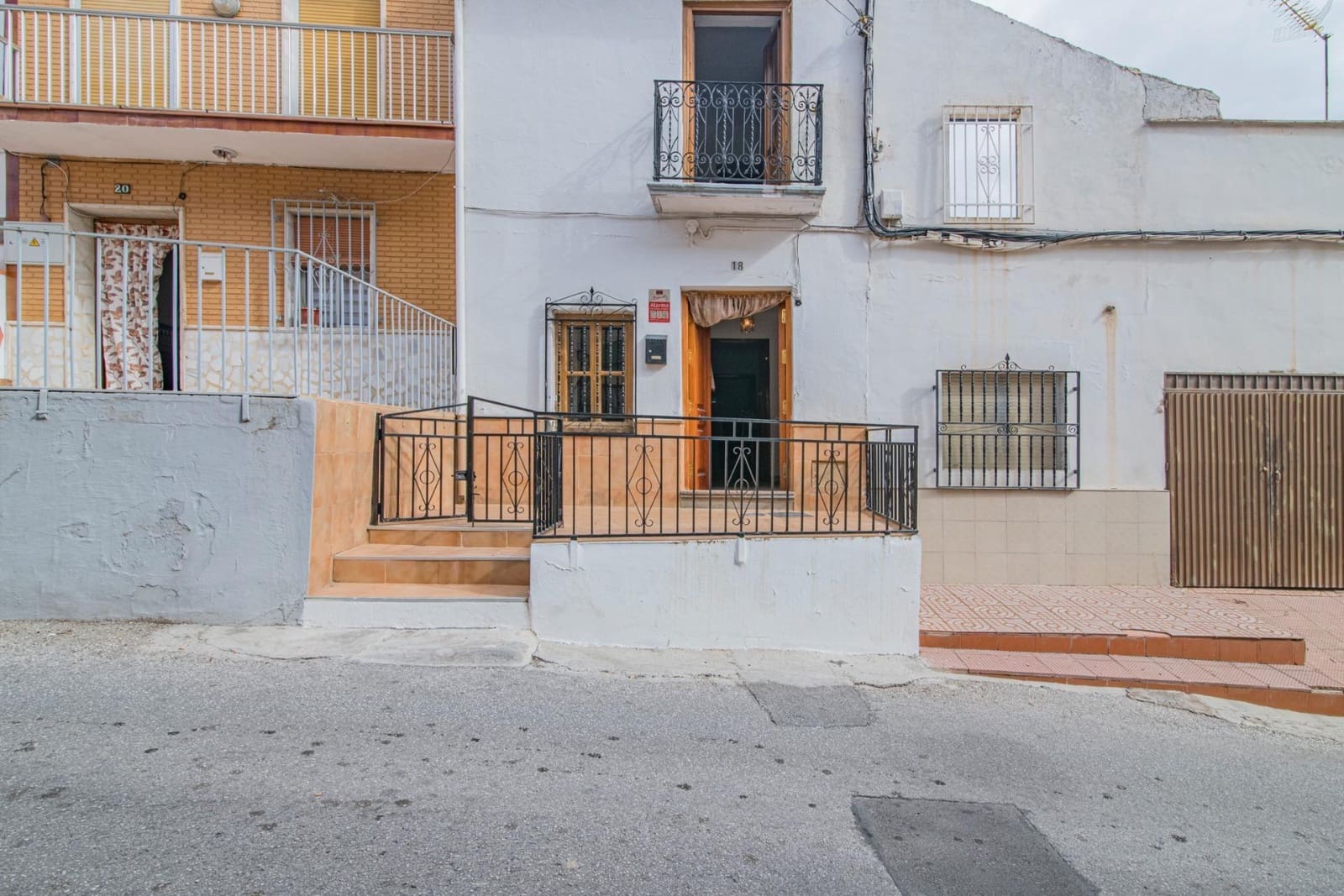 3 slaapkamer Halfvrijstaande villa te koop in Pinos Puente - € 64.900 (Ref: 9868818)